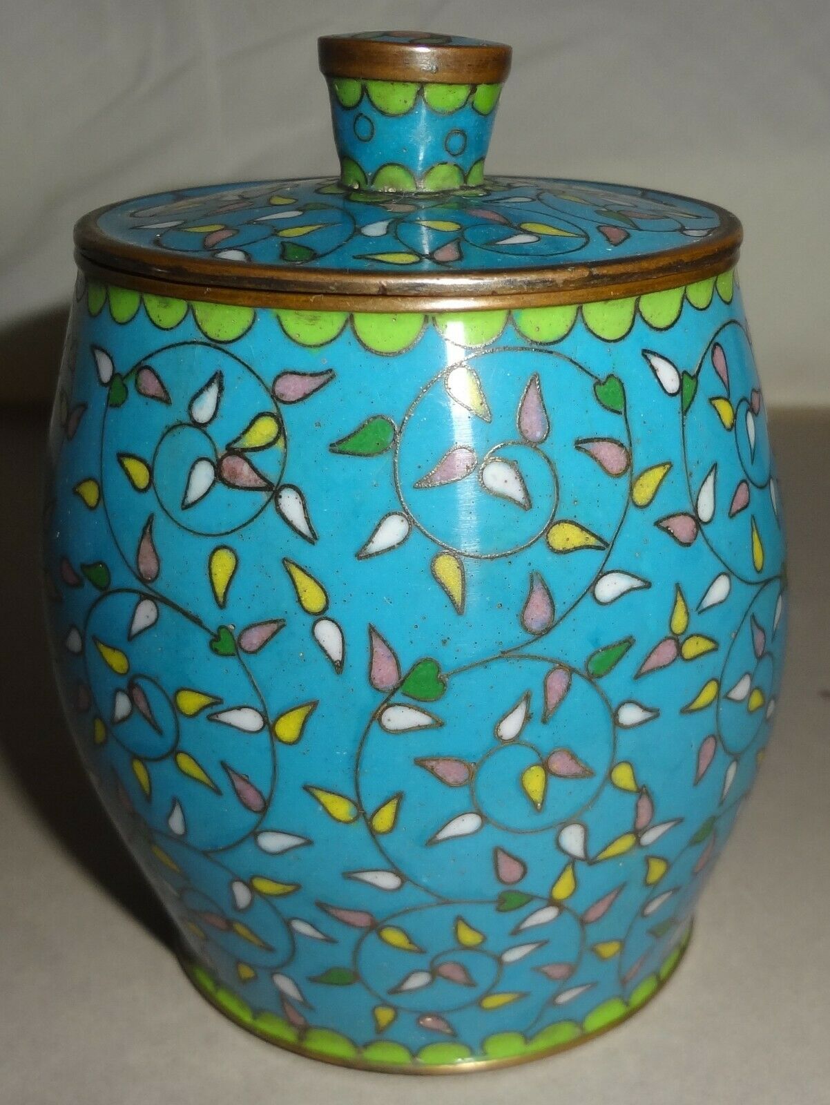 1880-90 Chinese Fine Cloisonne Small Entwined Vine 3 1/2" Tea Jar With Lid- Mint